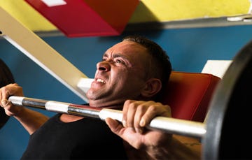 accident shows why you should always lift with a spotter