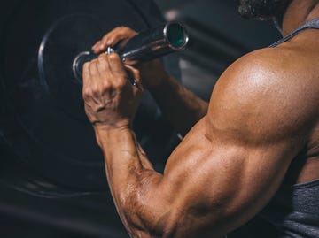 hombre con tríceps grandes