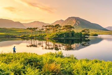 een hiker bij derryclare lough en de twelve pines, connemara, ierland