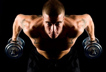 entrenamiento de pecho y tríceps con mancuernas