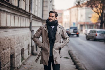hombre con chaqueta de invierno