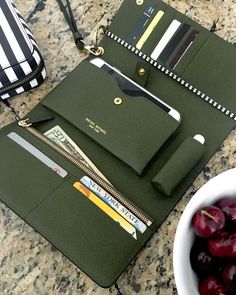 Perfect all in one. #bendelgirl Stylish Wallet Ideas, Stylish Wallet Organization, Purse Wallet Aesthetic, Trendy Wallet Ideas For Women, Organized Wallet, Women Wallet Aesthetic, Wallets For Women Aesthetic, Travel Wallet Organization, Green Wallet With Removable Pouch For Travel