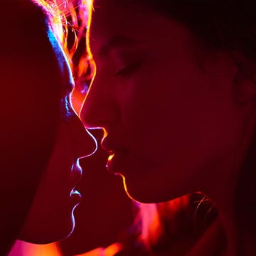 women kissing women kissing