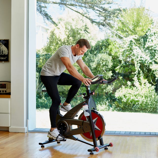 hombre haciendo bicicleta estática en casa hombre haciendo bicicleta estática en casa